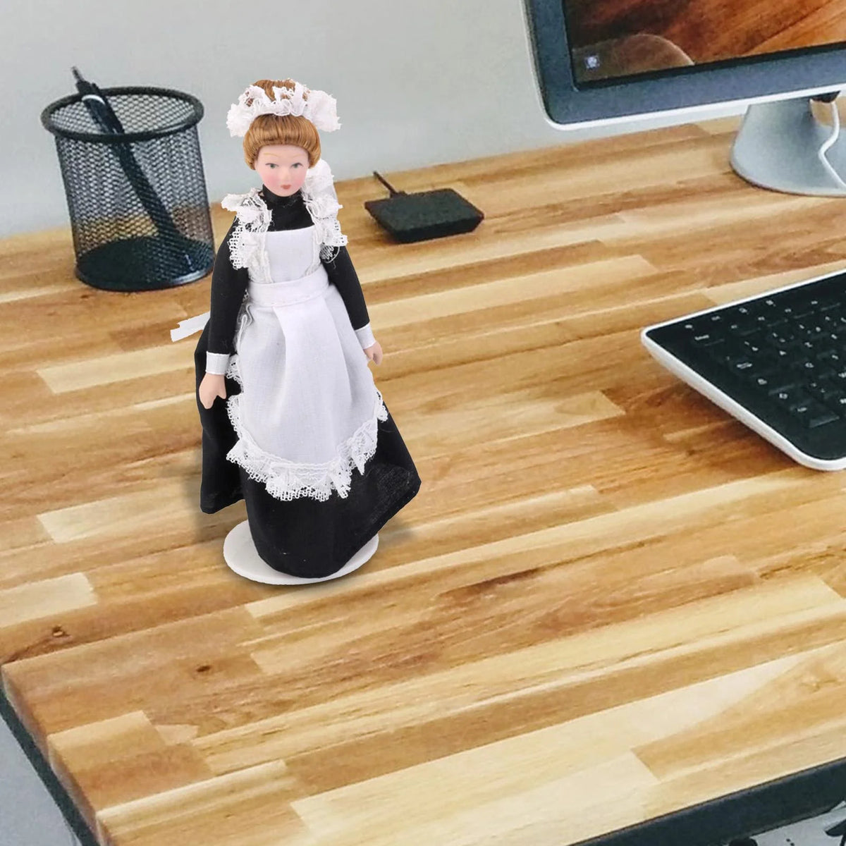 1:12 Scale Porcelain Maid Dollhouse Miniature R393